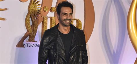 Arjun Rampal Made A Huge Fashion Blunder At IIFA Awards
