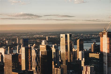 俯瞰曼哈顿流光溢彩，纽约帝国大厦风光
