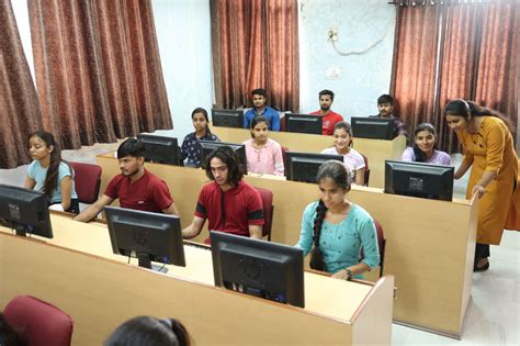 Charusat University Computer Lab 的图像结果