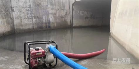 内黄县六村乡开展涵洞排水作业