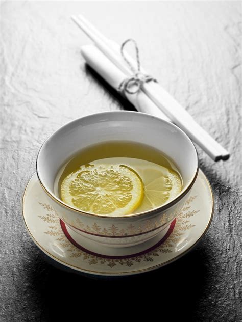 Tea leaves in finger bowls: A natural scrub and odour neutraliser