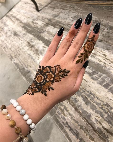 Simple Mehndi Designs Suitable for All Occasions and Guests