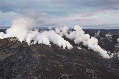 Ash-spewing volcano in Papua New Guinea forces villagers to flee