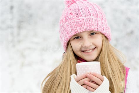 拿着一个杯子热饮料和微笑的一个女孩 库存照片. 图片 包括有 拿着一个杯子热饮料和微笑的一个女孩 - 61979776