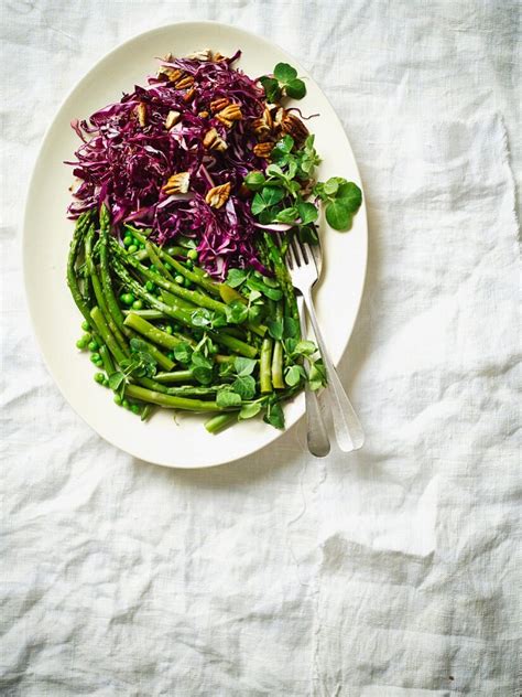 Grünes Gemüse mit Klee und Rotkohlsalat … – Bild kaufen – 11516447 ...