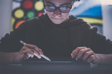 Student Using Computer Drawing 的图像结果