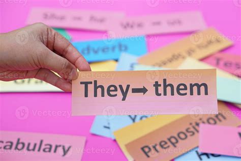 cerca arriba mano sostener rosado wordcard con texto ellos - a ellos ...