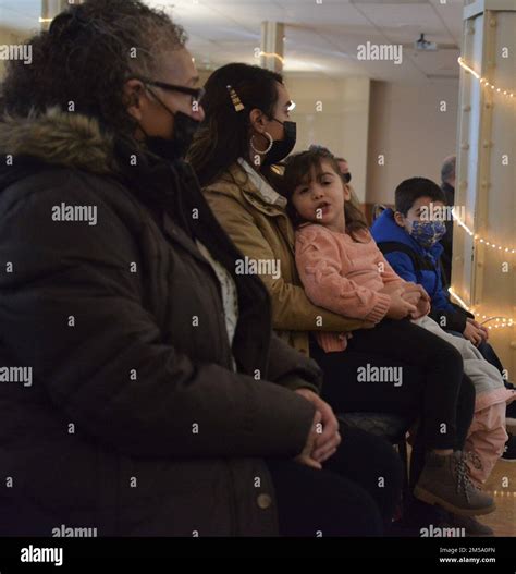 Jada Nimrick, trois ans, et son frère Jeffrey Nimrick, 7 ans, regardent la caméra tandis que ...