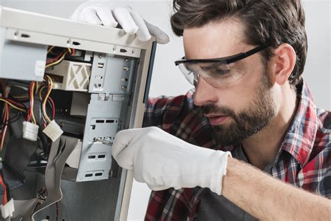 Técnico realizando manutenção