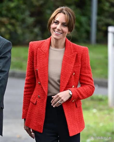 凯特王妃的“王室配色”美炸了！红大衣配红丝袜，精致又高级！__凤凰网