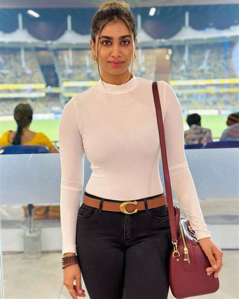 ஐபிஎல் மேட்ச் பார்க்க போன இடத்திலேயே ஃபோட்டோஷூட் நடத்திய பிக் பாஸ் ஷிவானி!