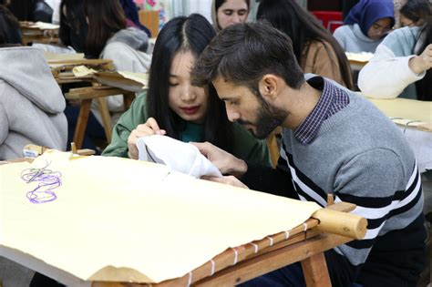 今天，45名留学生在湖南工艺美院学湘绣-湘绣艺术学院
