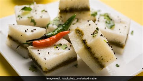 Rice Dhokla Recipe: फास्ट फूड खाने के हैं शौकीन तो घर पर आसानी से बनाएं ...
