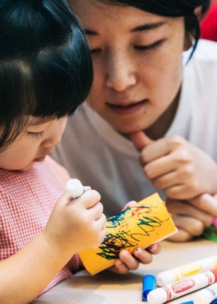 Self-guided Craft: Paper Pom-Poms! | Workshop