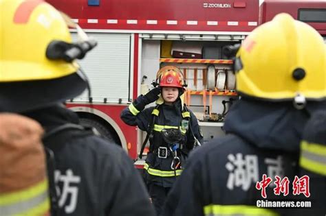 探访内蒙古女子消防队：军装是最美时装(图)-搜狐新闻