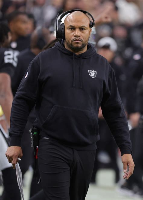 Giants keeping Jessie Armstead after Raiders flirtation