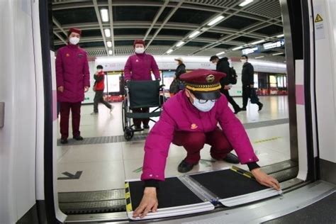 一线贯通江南江北、暖心服务八方来客，武汉地铁2号线服务品质再提升_腾讯新闻