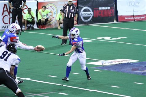 Running Back Woman 的图像结果