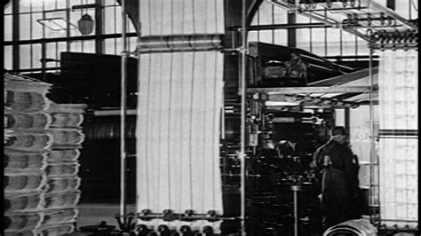 1927年的B/W将从印刷机出来的报纸倾斜成堆栈/人们抓住它们/新闻胶片视频素材_ID:VCG422005-119-VCG.COM