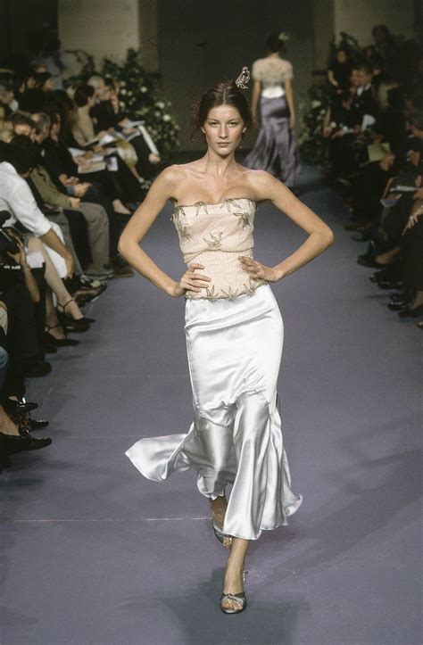 Gisele Bündchen - Photos | Fashion, Gisele bundchen young, Fashion models