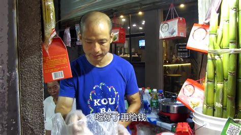 在汕头逛街遇到了舌尖上的中国推荐的糖葱薄饼，老板很会做生意 - YouTube