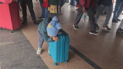 सर्दी का सितम और कोहरे की मार, ठंड में घंटों ट्रेनों का इंतजार कर रहे ...