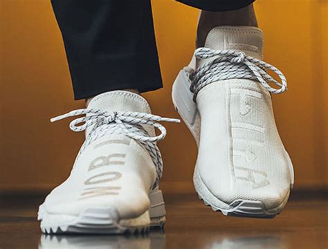 सोनू सूद के जूते पर हिंदी में लिखी है गजब की बात, पढ़ने के बाद दिल खुश ...