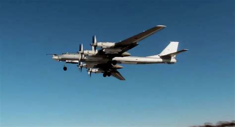 俄图-95MS轰炸机在日本海和太平洋公海上空执飞 - 俄罗斯卫星通讯社