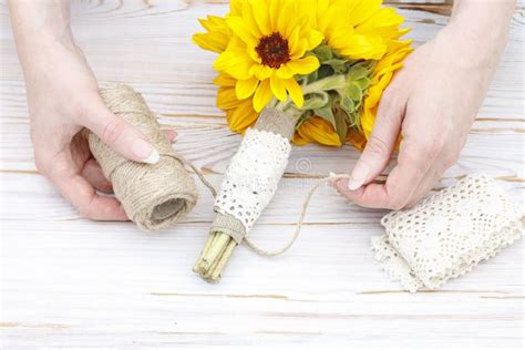 Tutorial On How to Make a Sunflower Flower 的图像结果