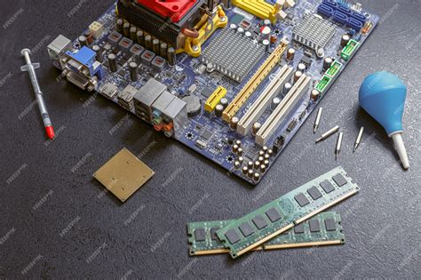 Computer-Motherboard mit einem Kühler am Prozessor | Premium Foto