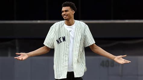 Victor Wembanyama first pitch: Bad toss at Yankees game, hand size draw ...