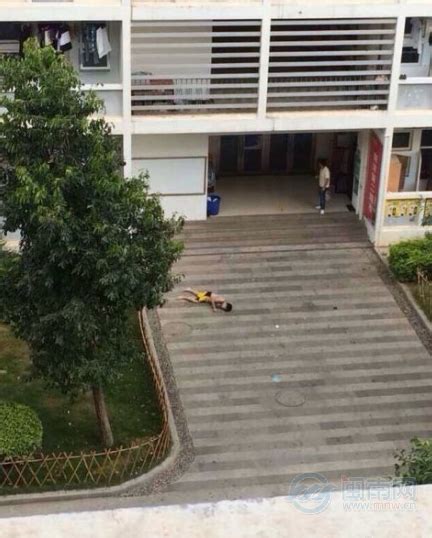 武汉14岁男孩在学校走廊,被母亲扇耳光后,跳楼不治!|母亲|跳楼|走廊_新浪新闻