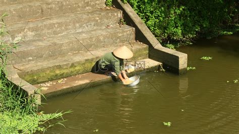 妇女在河边洗衣服 - 丹尼尔·里奇维·奈特 - 画园网