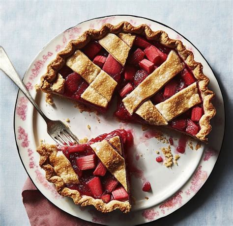 Homemade Strawberry Rhubarb Pie Recipe: Sweet & Tangy Delight - Worth ...