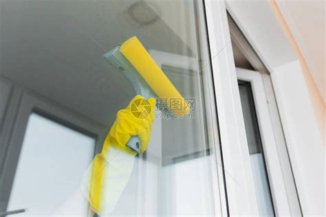 用于清洗窗户的窗户清洁剂高清图片下载-正版图片506506952-摄图网
