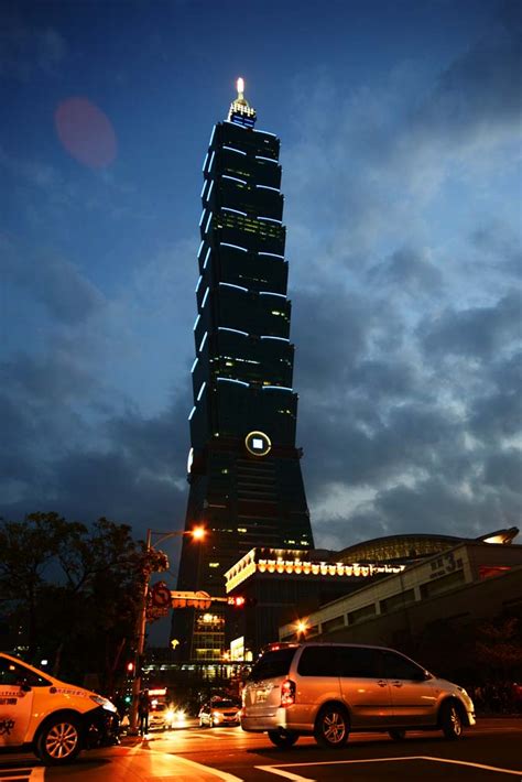 用不一樣的視角，鐵皮屋林立的中華美學也能超夢幻！台北101、夜市、廟宇，熟悉的景點卻有不一樣的美景呈現！ - 好想去喔