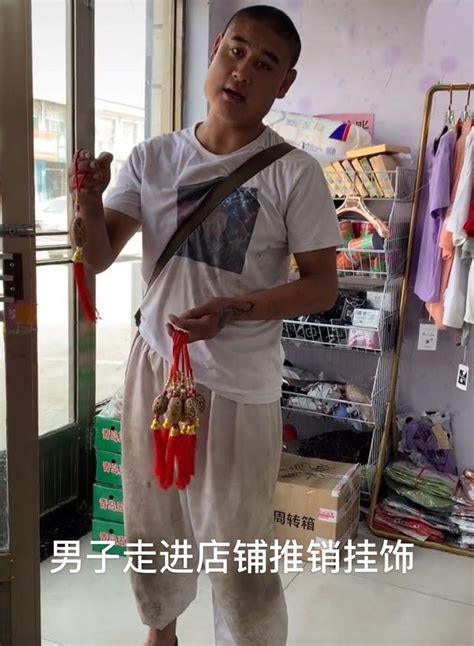 山东泰安：男子进沿街店铺强行卖挂饰，不买就下跪，还不买就磕头 - 哔哩哔哩