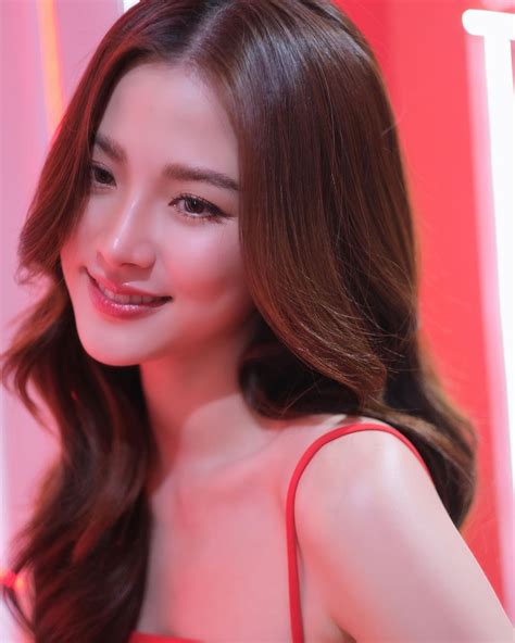 Baifern Pimchanok xinh xuất sắc với đầm dây lộ xương quai xanh