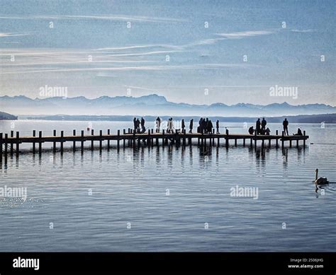 Percha Bei Starnberg, Bavaria, Germany. 25th Dec, 2024. Taking advantage of clear skies, sun ...
