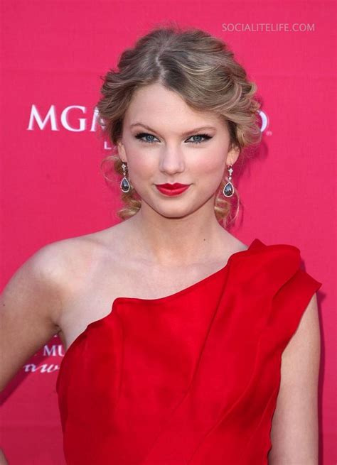 Taylor Swift Releases Clip Of New Album Title Song "Red" - Our Teen Trends
