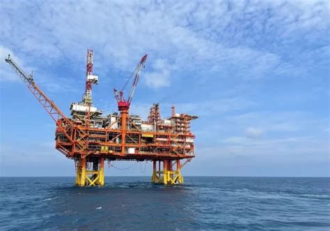 我国自主设计建造 亚洲最大海上石油生产平台恩平15-1投用
