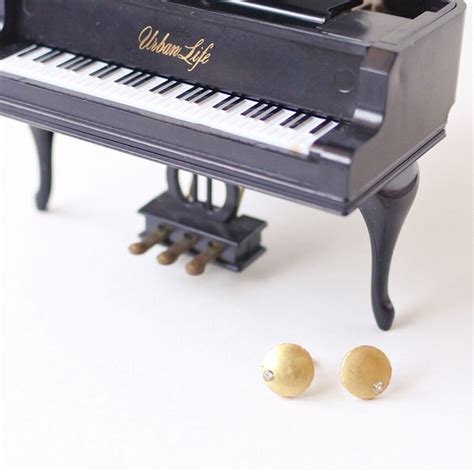 ヴィンテージスタインウェイのパーツを使った月を思わせるアンティークピアス S-028 Vintage steinway and sons ...