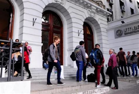 阿根廷数十所大学关闭抗议财政削减 学生路边上课-搜狐大视野-搜狐新闻