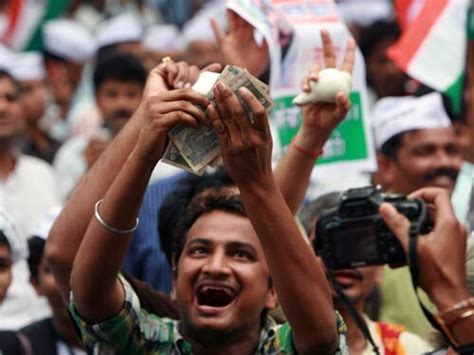 Anna arrest: Thousands detained in Mumbai - India Today