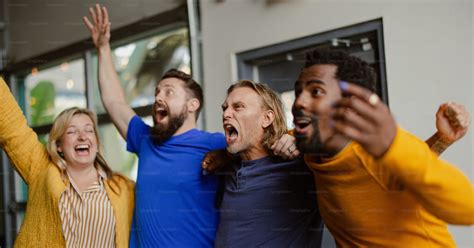 People Standing in a Group Facing 的图像结果