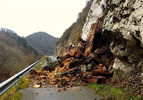 Un argayo corta la carretera entre Riensena y Mestas | Cope Ribadesella