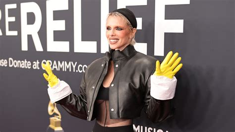 Julia Fox, che arriva sul red carpet con i guanti per lavare i piatti ...