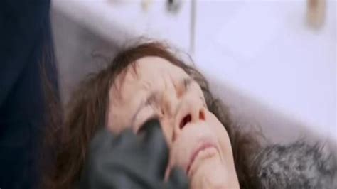 अंतिम संस्कार से पहले दादी को लिपस्टिक लगा रही थी पोती, अचानक चेहरे से ...