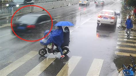 一司机雨天开车溅别人一身水！昆明交警：罚！
