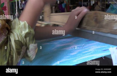 Traditional Weaving Process Image 的图像结果